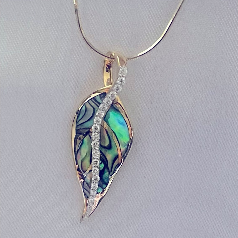 Na Hoku Maile Pendant Brand New!! Abalone & Diamonds 14KY 🌊🌺🌴